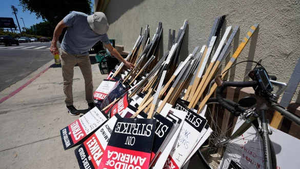 Ein Demonstrant w&auml;hlt w&auml;hrend einer Kundgebung in Los Angeles sein Schild zum Streiken aus. - &copy; Mark J. Terrill/AP