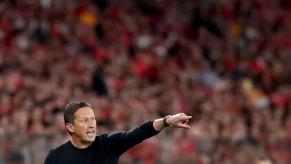 Benfica-Coach Roger Schmidt gestikuliert am Spielfeldrand. - &copy; Pedro Fiuza/ZUMA Press Wire/dpa