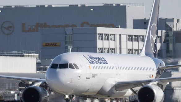 Ein Flugzeug der Lufthansa rollt auf dem Flughafen Frankfurt zum Start. - &copy; Boris Roessler/dpa