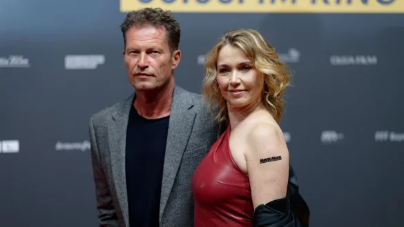 Till Schweiger (l) und Tina Ruland bei der Premiere des Films "Manta Manta - Zwoter Teil". - &copy; Henning Kaiser/dpa
