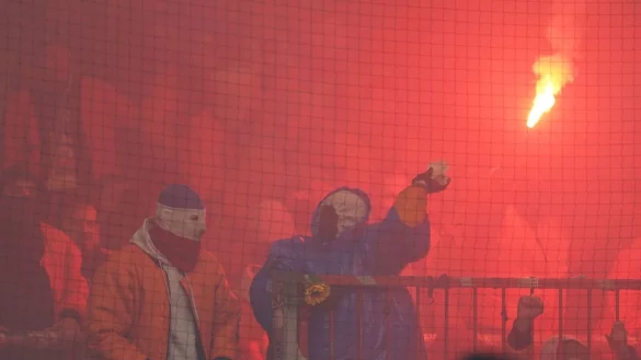 Rostock-Fans z&uuml;ndeten beim Spiel in St. Pauli Pyrotechnik. - &copy; Marcus Brandt/dpa