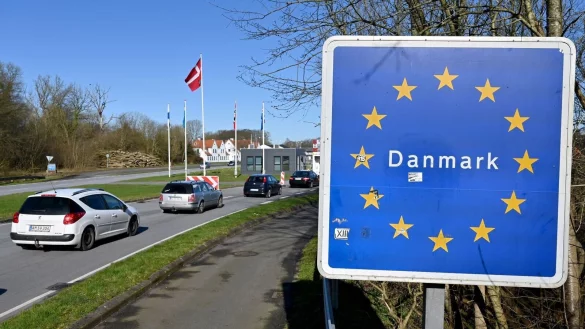 Autos fahren zum deutsch-d&auml;nischen Grenz&uuml;bergang in Richtung Norden. - &copy; Carsten Rehder/dpa/Archivbild
