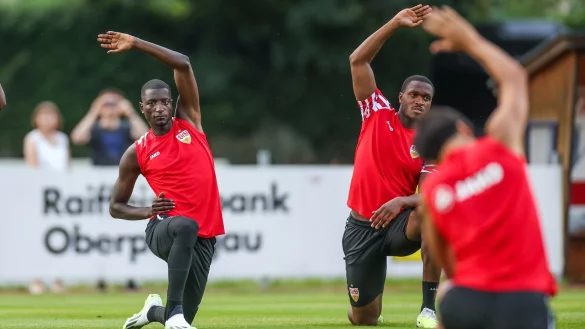 Einem Medienbericht zufolge ist Nottingham Forest an Stuttgarts Serhou Guirassy (l.) interessiert. - &copy; Tim Rehbein/dpa