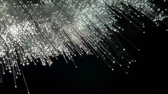 Glasfaserkabel versprechen schnelles Internet. Doch stockt es mit dem Ausbau und k&ouml;nnen Leitungen nicht genutzt werden, m&uuml;ssen Kunden keine Entgelte zahlen - auch wenn der Vertrag mit einem Telekommunikationsanbieter schon geschlossen ist. - &copy; Sebastian Gollnow/dpa/dpa-tmn