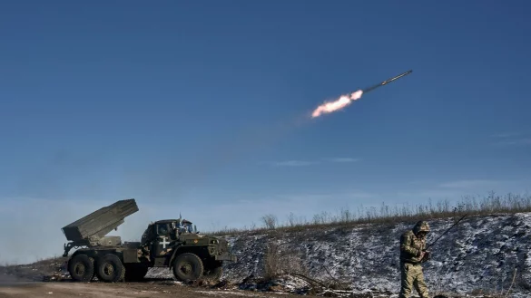 Nach Angaben aus London haben ukrainische Einheiten am Sonntag vermutlich noch immer Stellungen in Soledar gehalten. - © Libkos/AP/dpa/Archiv