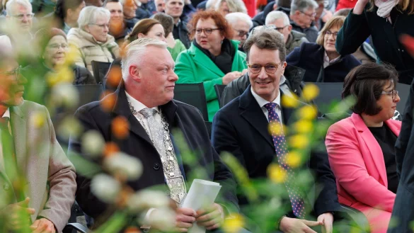 Daniel Hartmann (l, parteilos), Bürgermeister von Höxter, und Hendrik Wüst (2.v.r, CDU), Ministerpräsident des Landes Nordrhein-Westfalen. - © Friso Gentsch/dpa