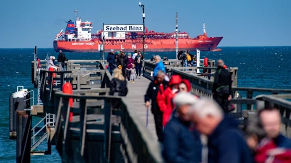 Ein LNG-Shuttle-Tanker liegt im Mai 2023 vor der K&uuml;ste der Insel R&uuml;gen. - &copy; Stefan Sauer/dpa