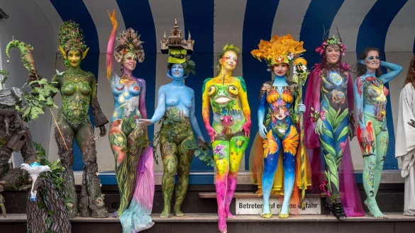 Sch&ouml;n bunt: Models pr&auml;sentieren ihre von Bodypainting-K&uuml;nstlern bemalten K&ouml;rper. - &copy; Stefan Sauer/dpa