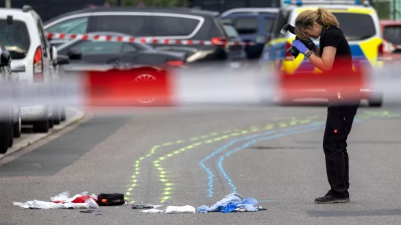 Eine Polizeibeamtin sichert Spuren am Unfallort. - &copy; Christoph Reichwein/dpa