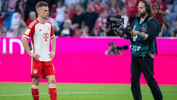 Bayerns Joshua Kimmich steht nach Abpfiff auf dem Rasen. - &copy; Sven Hoppe/dpa