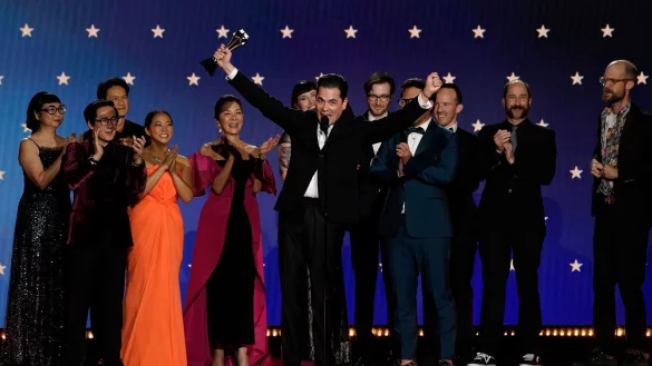 Die Darsteller und die Crew von &laquo;Everything Everywhere All at Once&raquo; feiern die f&uuml;nf Auszeichnungen bei den Critics Choice Awards. - &copy; Chris Pizzello/Invision/AP/dpa