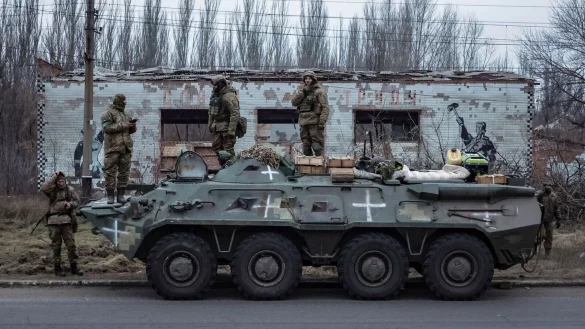 Ukrainische Soldaten auf dem Weg an die Front in der Region Donezk. - &copy; Andriy Dubchak/AP/dpa