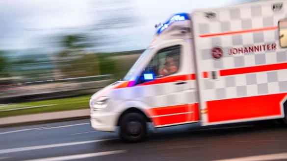 Ein Rettungswagen auf Einsatzfahrt. - &copy; Lino Mirgeler/dpa/Symbolbild