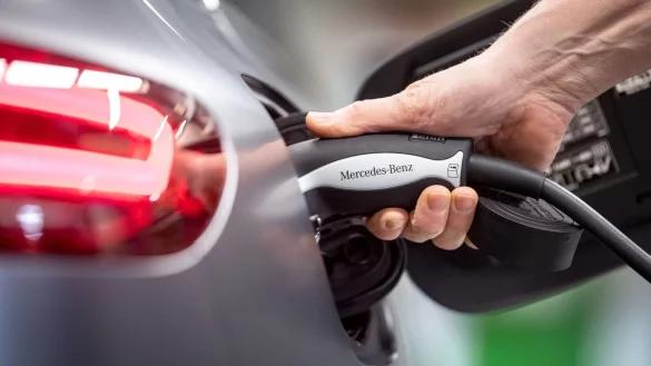 Die Autoindustrie will das E-Ladenetz stark ausbauen. - &copy; Sina Schuldt/dpa