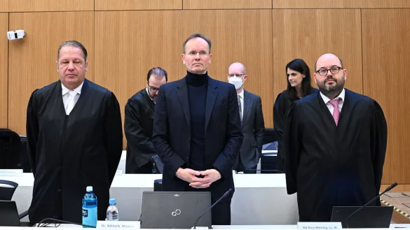 Der fr&uuml;here Wirecard-Vorstandschef Markus Braun (M.) zwischen seinen Anw&auml;lten Alfred Dierlamm (l.) und Nico Werning. - &copy; Angelika Warmuth/dpa