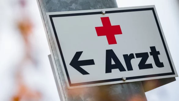 Mit dem vorklinischen Wahlpflichtfach «Das volle Leben» bereitet die Medizinische Fakultät der Universität Tübingen ihre Studierenden auf die Arbeit als Landarzt vor. - © Tom Weller/dpa