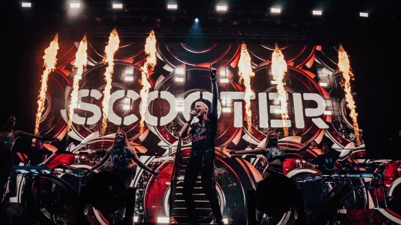 Hans Peter Geerdes als Scooter-Frontmann H.P. Baxxter in einer Szene des Films &laquo;Fck 2020 - Zweieinhalb Jahre mit Scooter&raquo;. - &copy; -/DCM/dpa