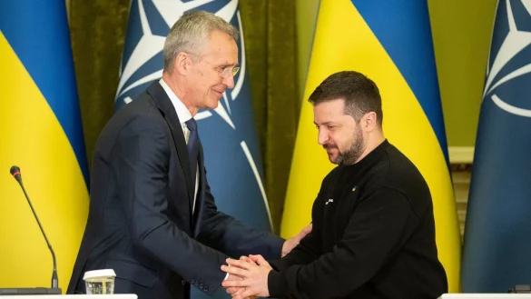 Handschlag in Kiew: Nato-Generalsekret&auml;r Jens Stoltenberg (l) und der ukrainische Pr&auml;sident Wolodymyr Selenskyj. - &copy; Efrem Lukatsky/AP/dpa