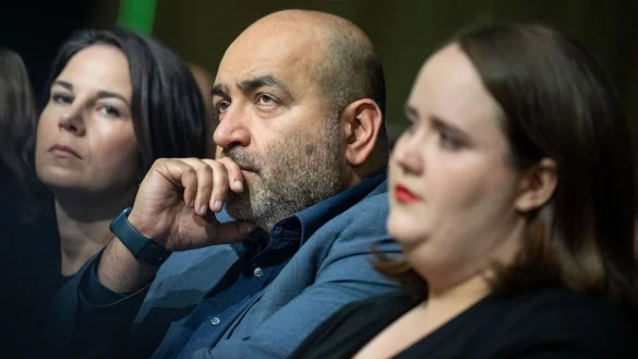 Annalena Baerbock (l-r), Omid Nouripour und Ricarda Lang sitzen beim kleinen Parteitag der Gr&uuml;nen in der ersten Reihe. - &copy; Boris Roessler/dpa