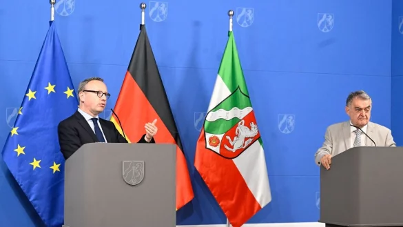 Nordrhein-Westfalens Justizminister Benjamin Limbach und Innenminister Herbert Reul. - &copy; Roberto Pfeil/dpa
