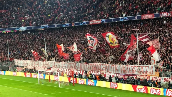 &laquo;Ziele d&uuml;rfen verfehlt werden, Werte des Vereins nicht! F&uuml;hrungspolitik hinterfragen!&raquo;: Die Fans des FC Bayern protestierten mit einem Banner gegen die Vereinsf&uuml;hrung. - &copy; Christian Kunz/dpa