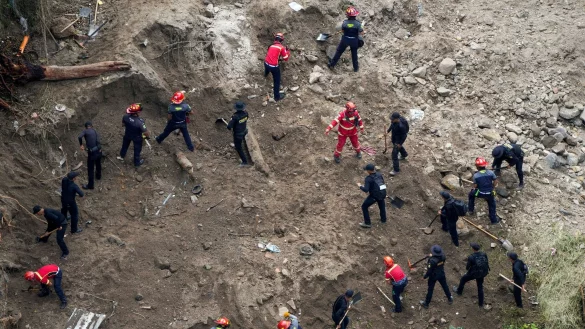 Polizisten und Feuerwehrleute suchen nach Überlebenden in Guatemala-Stadt. - © Moises Castillo/AP/dpa