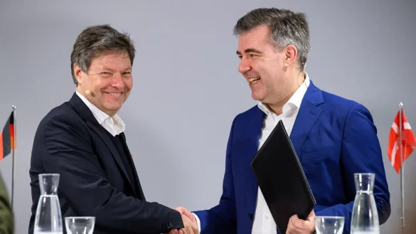 Wirtschaftsminister Robert Habeck (Gr&uuml;ne, l) unterzeichnete zusammen mit dem d&auml;nischen Klimaminister Lars Aagaard eine Kooperationserkl&auml;rung. - &copy; Bernd von Jutrczenka/dpa