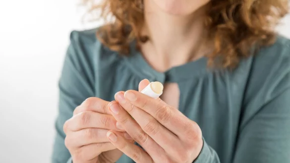 Pflegestifte sollen die empfindliche Haut der Lippen vor dem Austrocknen sch&uuml;tzen. - &copy; Christin Klose/dpa-tmn