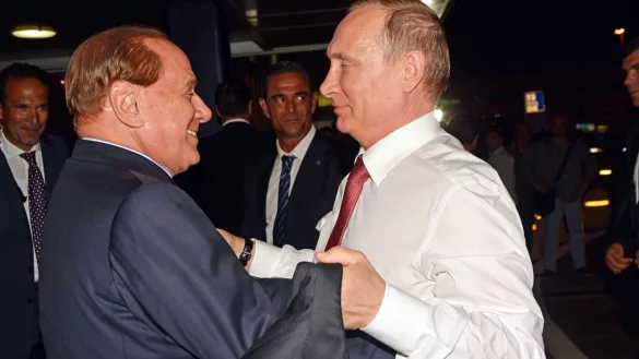 Herzlich einander zugetan: Silvio Berlusconi (l) und Wladimir Putin. - &copy; Telenews/ANSA/EPA/dpa
