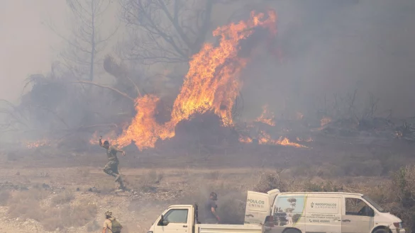 Br&auml;nde auf Rhodos: Freiwillige bek&auml;mpfen die vielen Feuer mit einfachsten Mitteln, Gartenschl&auml;uche und Feuerl&ouml;scher kommen zum Einsatz. - &copy; Christoph Reichwein/dpa