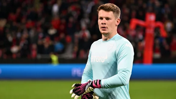 Alexander N&uuml;bel zieht sich Torwarthandschuhe an. - &copy; Federico Gambarini/dpa/Archivbild