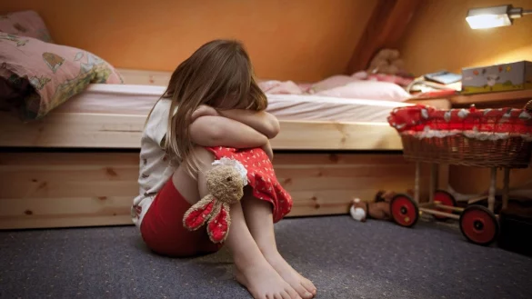 Aus der Position des Erwachsenen mit der j&uuml;ngeren Version von sich selbst zu sprechen und ihm Anerkennung schenken: Darauf baut das Konzept der Inneren-Kind-Heilung auf. - &copy; Patrick Pleul/dpa-Zentralbild/dpa-tmn