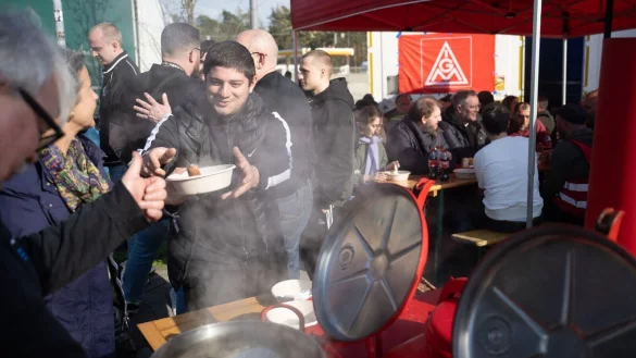 Verpflegung aus der Gulaschkanone f&uuml;r streikende Lastwagenfahrer. - &copy; Sebastian Gollnow/dpa