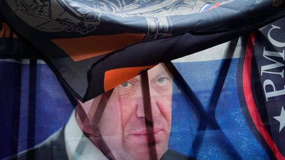 Blick auf ein Portr&auml;t des russischen S&ouml;ldnerf&uuml;hrers Prigoschin an einer informellen Gedenkst&auml;tte in Moskau f&uuml;r die bei dem Flugzeugabsturz ums Leben gekommenen Mitglieder der Wagner-Gruppe. - &copy; Alexander Zemlianichenko/AP/dpa