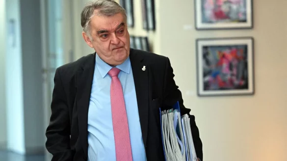 Innenminister Herbert Reul (CDU) kommt zu einer Sitzung des Innenausschusses des Landtags. - © Federico Gambarini/dpa/Archivbild