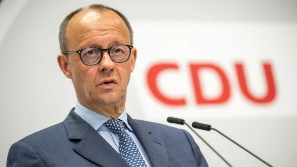 Friedrich Merz, CDU-Bundesvorsitzender und Fraktionsvorsitzender im Bundestag, spricht. - © Michael Kappeler/dpa/Archivbild