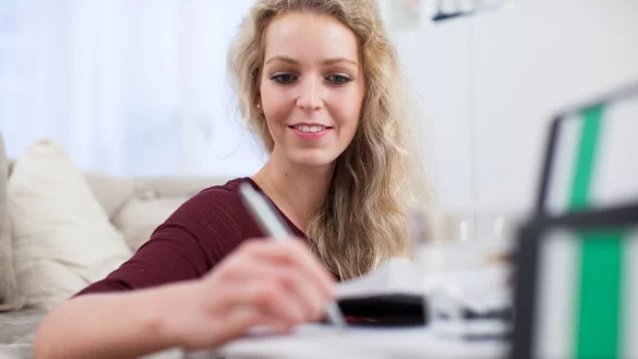 Ganz ohne Papierkram geht es selten: Wer eine Ausbildung beginnt, muss sich oft auch erstmals mit Antr&auml;gen und Co. auseinandersetzen. - &copy; Christin Klose/dpa-tmn