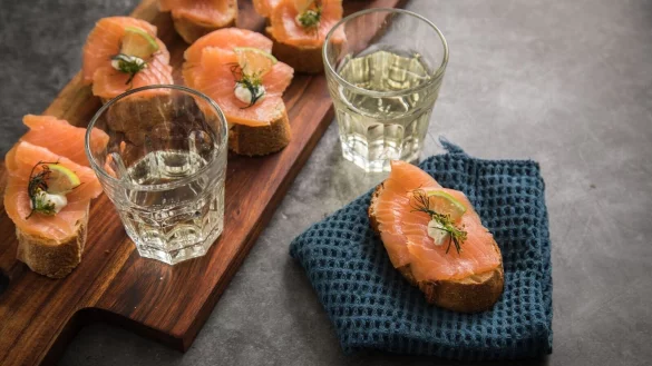 Nat&uuml;rlich passt zu Ciabatta- oder Baguettescheiben mit R&auml;ucherlachs auch Wei&szlig;wein. Aber noch besser ist ein nicht zu trockener Riesling-Sekt als sch&ouml;ner Kontrast zum fettreichen und salzigen Fisch. - &copy; Christin Klose/dpa Themendienst/dpa-tmn