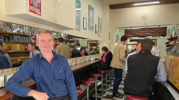 David Malaspina, der Besitzer von Pellegrini\\\'s Espresso Bar, in seinem Café. - © Michelle Ostwald/dpa