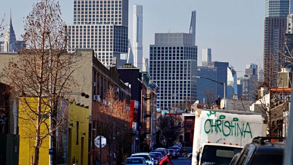 Ein Fahrradfahrer radelt durch Greenpoint Brooklyn, im Hintergrund ist Midtown Manhattan zu sehen. Auf dem Rad erf&auml;hrt man die Energie von New York City auf eine besondere Weise. - &copy; Benno Schwinghammer/dpa