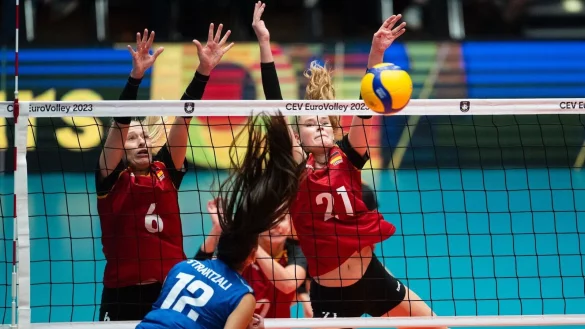 Die DVV-Frauen um Antonia Stautz (l) und Camilla Weitzel gewannen gegen Griechenland mit 3:0 in S&auml;tzen. - &copy; Marius Becker/dpa