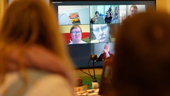 Bei der Redaktionssitzung vom &laquo;Ohrenkuss&raquo; schalten sich die Autorinnen und Autoren zusammen. - &copy; Henning Kaiser/dpa