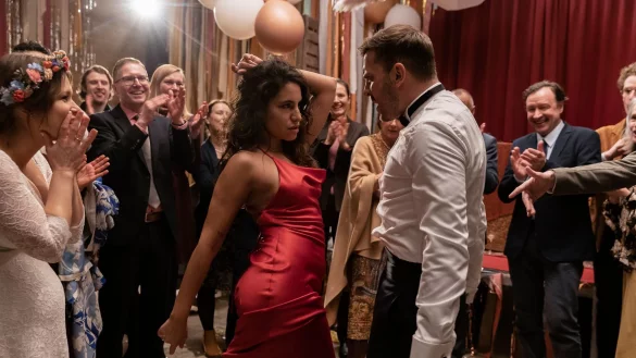 Edin Hasanovic als Jakob und Almila Bagriacik als Marie tanzen. - &copy; -/Paramount Pictures/dpa