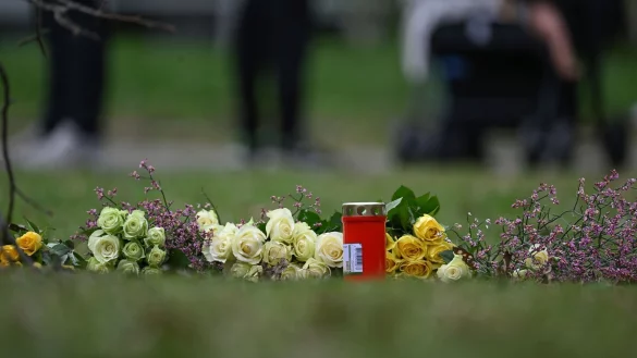 Gedenken an die getötete Siebenjährige. - © Bernd Weißbrod/dpa