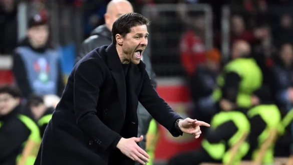 Leverkusens Trainer Xabier Alonso an der Seitenlinie. - &copy; Federico Gambarini/dpa