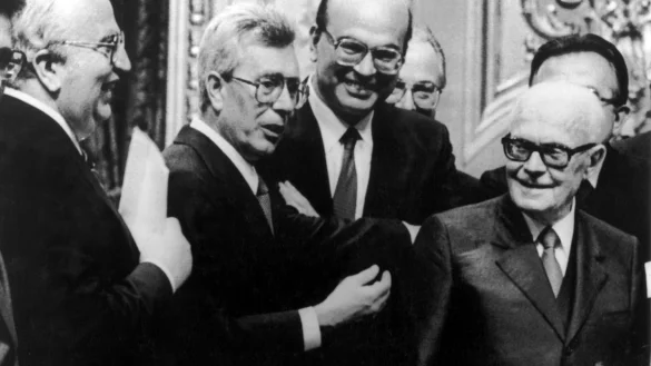 Italiens damaliger stellvertretender Ministerpräsident Arnaldo Forlani (2.v.l.) im Jahr 1983. - © UPI/dpa