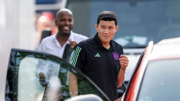 Bayerns Neuzugang Min-jae Kim (r) kommt am Trainingsplatz an. - &copy; David Inderlied/dpa