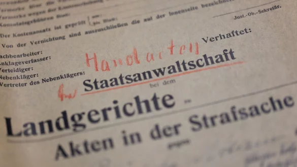 Unterlagen aus der Handakte zum Kriminalfall Peter K&uuml;rten liegen im Stadtarchiv auf einem Tisch. Die Handakte soll an die Abteilung Rheinland im Landesarchiv &uuml;bergeben werden. - &copy; Rolf Vennenbernd/dpa