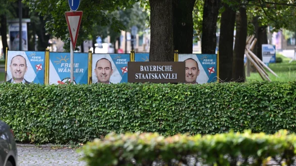 Nach der Flugblatt-Affäre um Chef Hubert Aiwanger lagen die Freien Wähler in Umfragen zuletzt auf einem Rekordhoch. - © Sven Hoppe/dpa