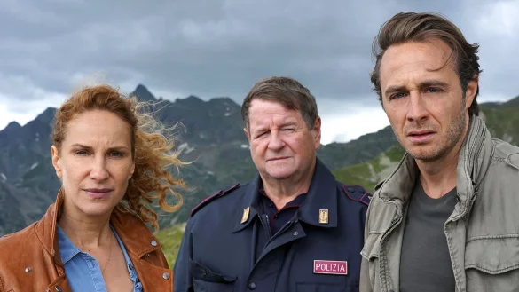 Sonja (Chiara Schoras), Peter (Hanspeter Müller-Drossaart, M) und Jonas (Gabriel Raab) ermitttelten in einem Mordfall. - © Hans-Joachim Pfeiffer/ARD Degeto/dpa